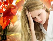 Why does mental illness worsen in the autumn-spring period?